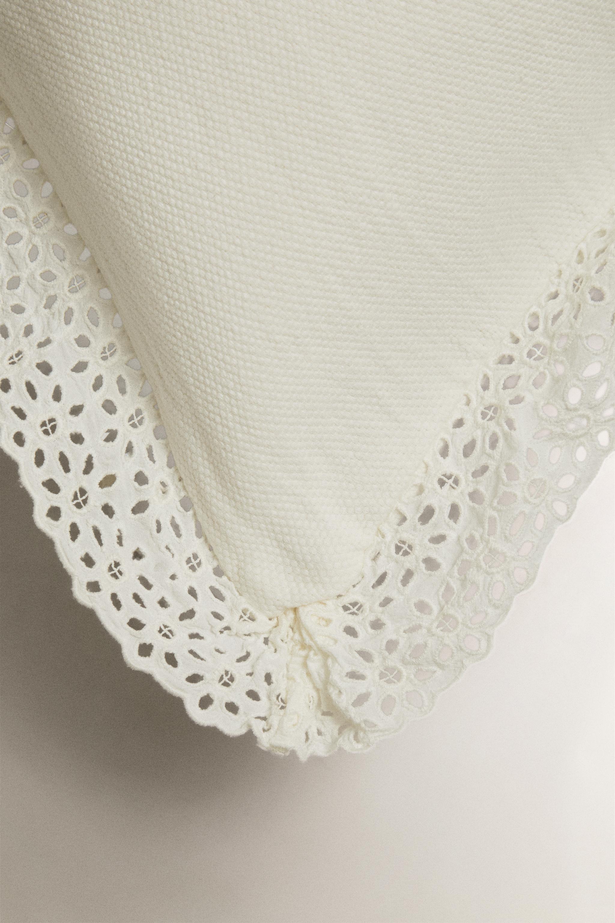 HOUSSE DE COUSSIN COTON VOLANT BRODÉ